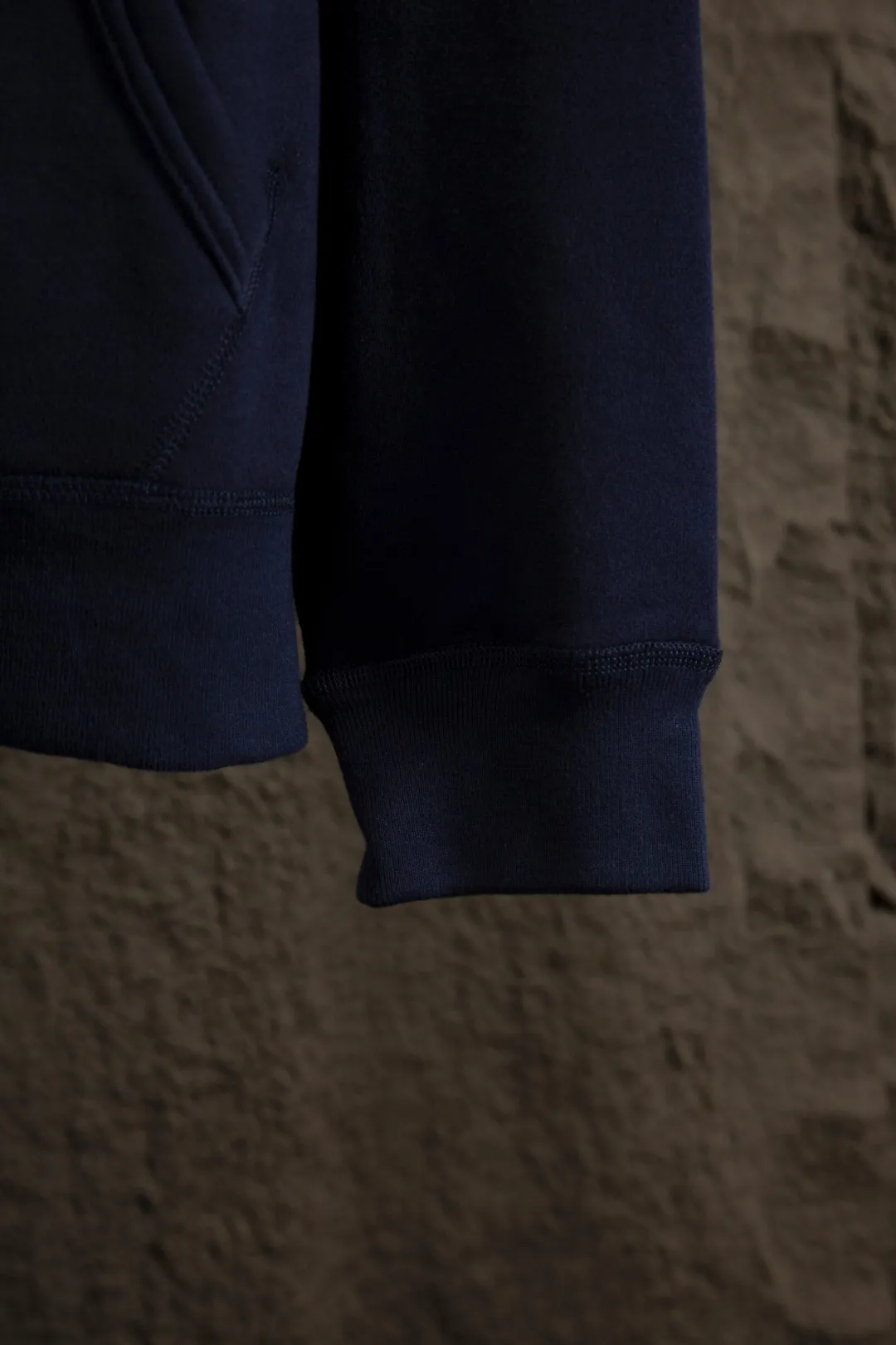 P270 Actual photo [Popular item] Style number: 25104# Color: Navy blue/hemp gray/white Size: S to XL - Ralph Lauren/Ralph Lauren 2025AW Autumn and Winter Bear series stacked topstitch design plaid lining hooded cardigan zipper sweatshirt - Original workmanship consistent Professional four-needle six-thread topstitch design ✅ - Face 370g double-sided cotton heavyweight fabric Contrast color yarn-dyed plaid inside ✅| - Highly restored customized brand zipper 0.8 pure cotton high-density hook and loop bonnet ✅ - RL limited design style Colorful bear logo precision embroidery Bright color contrasting plaid hood inside The upper body is colorful and distinguishes the classic style. Both men and women can easily control it. Simple and clean, versatile and can go wrong. Exposed topstitch 0.8 cm retro primary color hook and loop drawstring. Every detail is perfect.